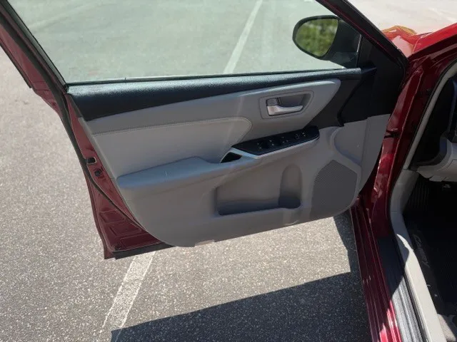 2016 Toyota Camry XLE Hybrid - Photo 21