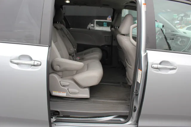 2015 Toyota Sienna XLE - Photo 15