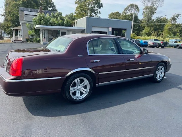 2006 Lincoln Town Car Signature Limited photo 2