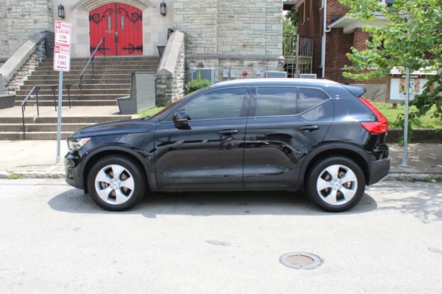2022 Volvo XC40 T5 Momentum photo 3