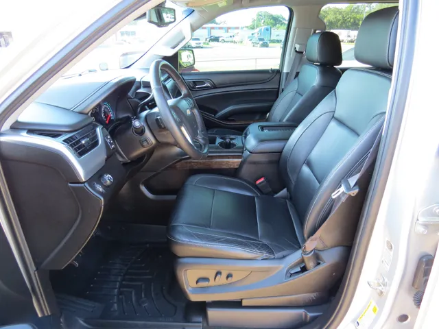 2017 Chevrolet Suburban LT photo 5