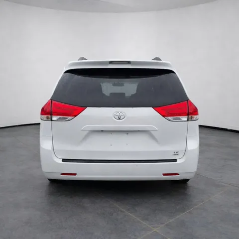 2013 Toyota Sienna LE - Photo 5