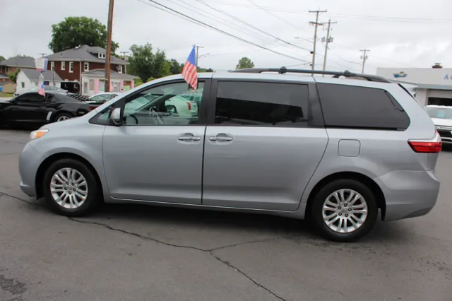 2015 Toyota Sienna XLE - Photo 8