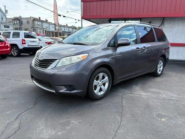 2011 Toyota Sienna LE - Photo 9