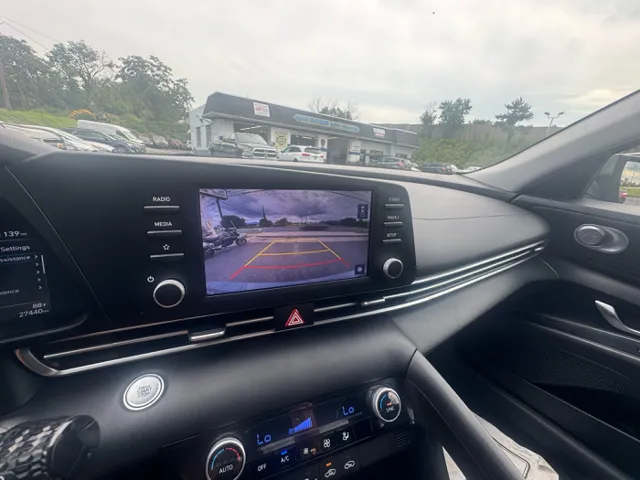 2022 Hyundai Elantra SEL photo 14