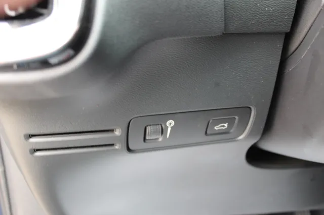 2021 Volvo XC40 Momentum photo 16