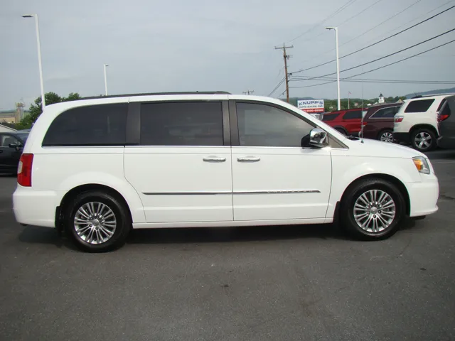 2016 Chrysler Town & Country Anniversary Edition's photo