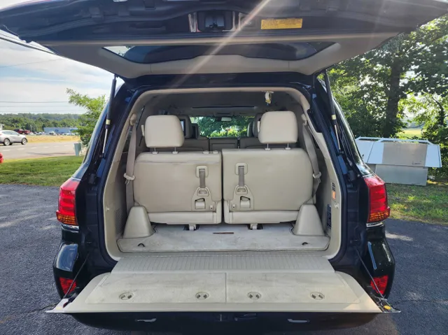 2010 Lexus LX 570 photo 12