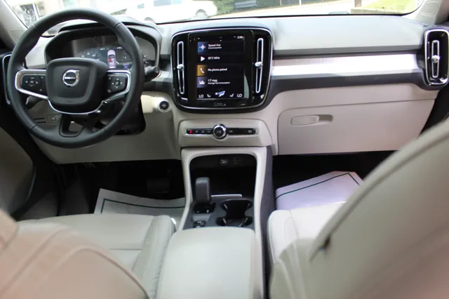 2022 Volvo XC40 T5 Momentum photo 26