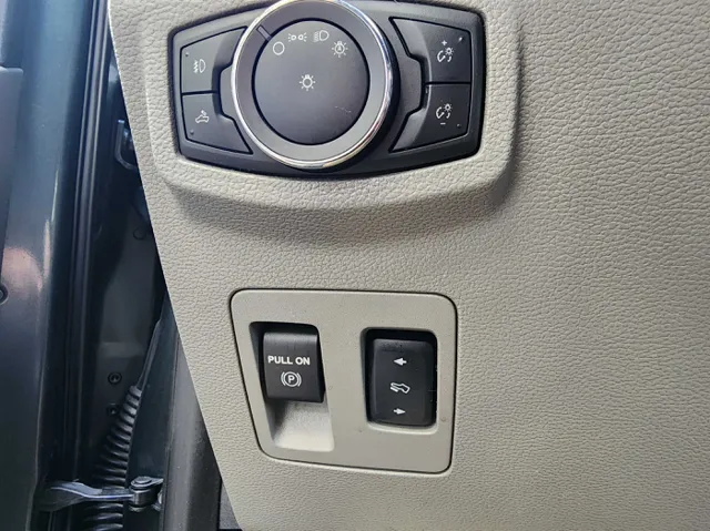 2015 Ford F-150 XLT photo 24