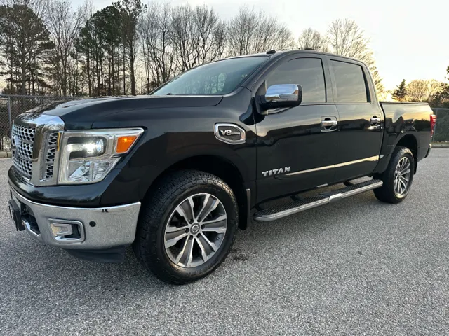 2017 Nissan Titan SL's photo
