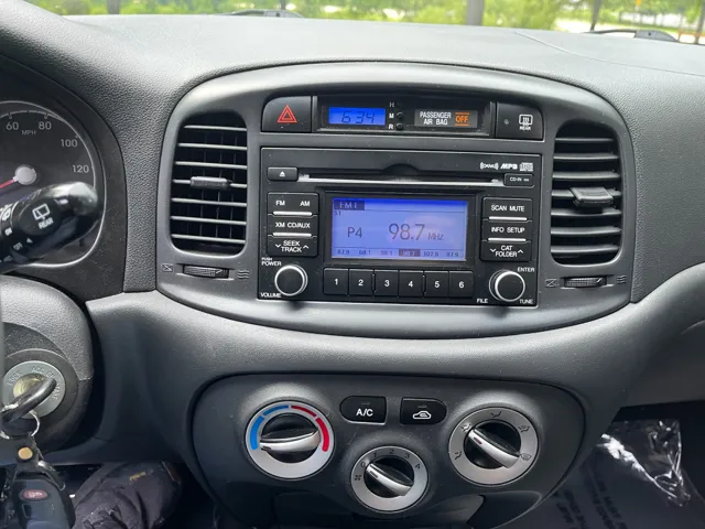 2011 Hyundai Accent GL - Photo 14