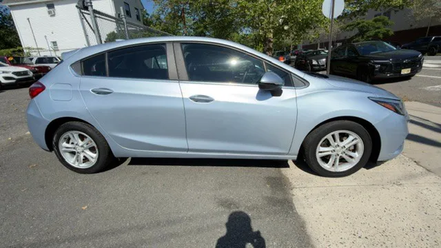2017 Chevrolet Cruze LT Hatchback Auto's photo