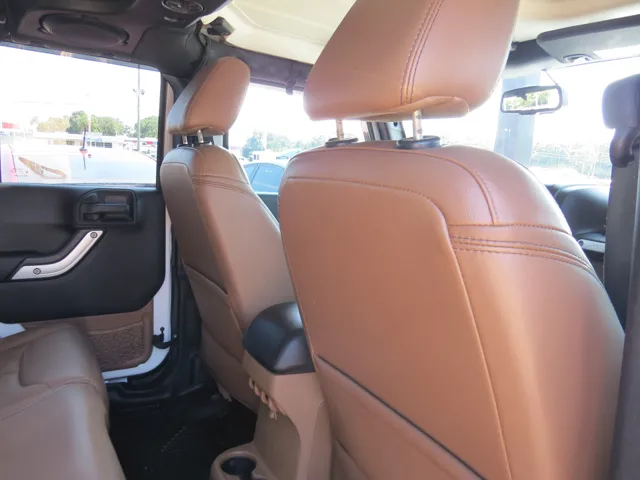 2014 Jeep Wrangler Unlimited Sahara photo 21