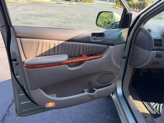 2010 Toyota Sienna XLE - Photo 9