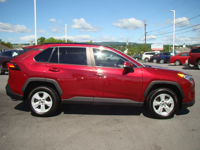 2021 Toyota RAV4 XLE's photo