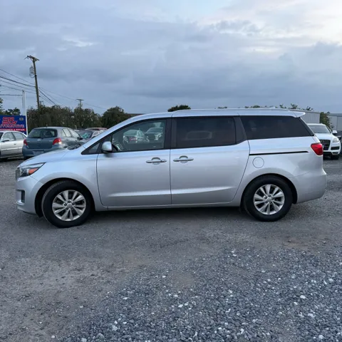 2017 Kia Sedona LX - Photo 5