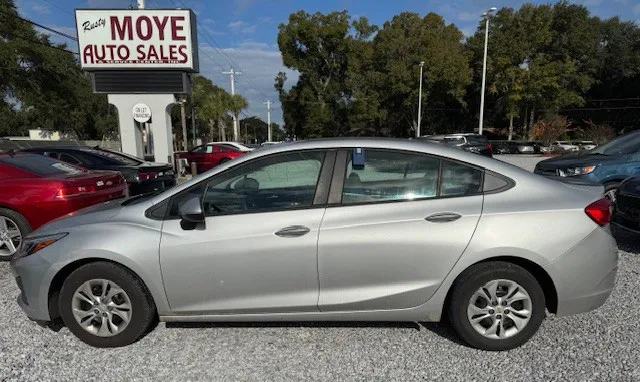2019 Chevrolet Cruze LS's photo