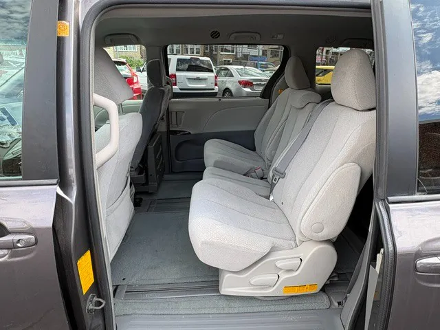2011 Toyota Sienna LE - Photo 16
