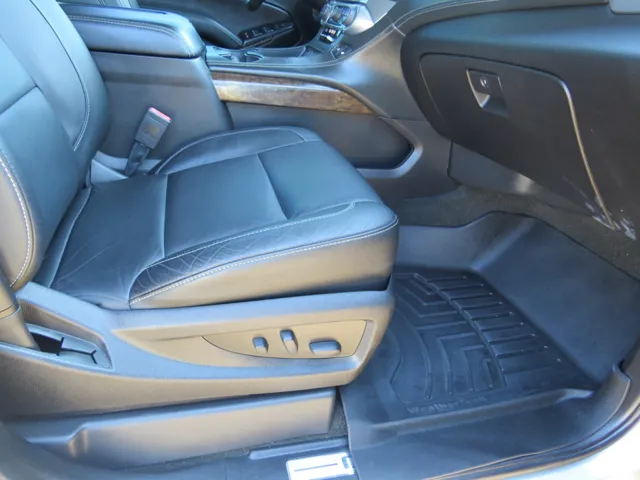2017 Chevrolet Suburban LT photo 9