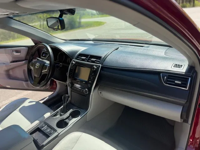 2016 Toyota Camry XLE Hybrid - Photo 24