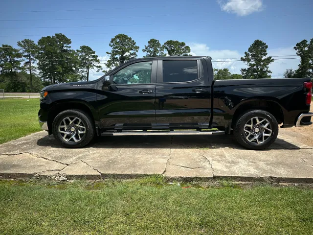 2025 Chevrolet Silverado 1500 LT's photo