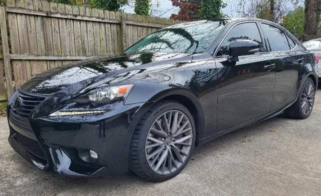 2016 Lexus IS 200t's photo