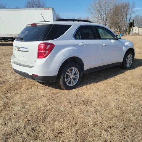 2017 Chevrolet Equinox LT photo 2