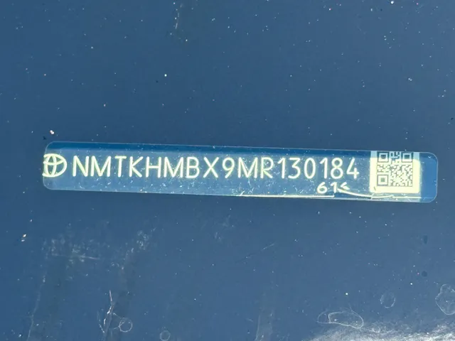 2021 Toyota C-HR XLE - Photo 35