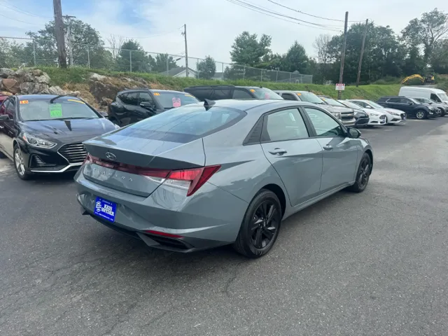 2022 Hyundai Elantra SEL photo 6
