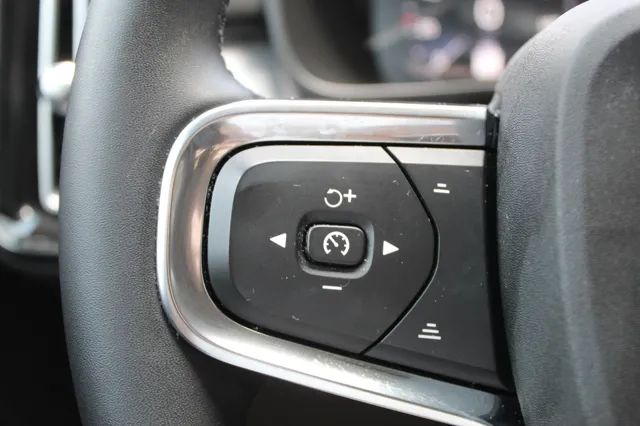 2022 Volvo XC40 T5 Momentum photo 16