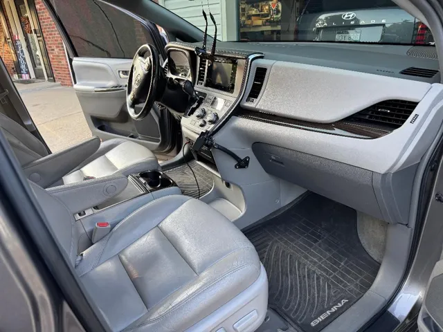 2015 Toyota Sienna XLE - Photo 18