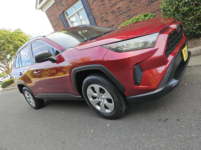 2019 Toyota RAV4 LE photo 4