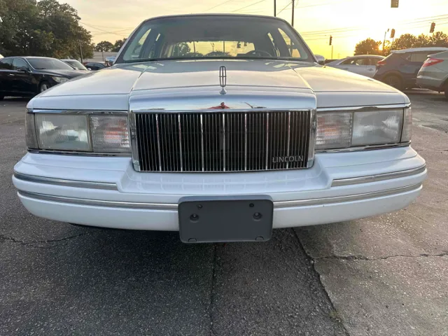 1992 Lincoln Town Car Signature photo 3