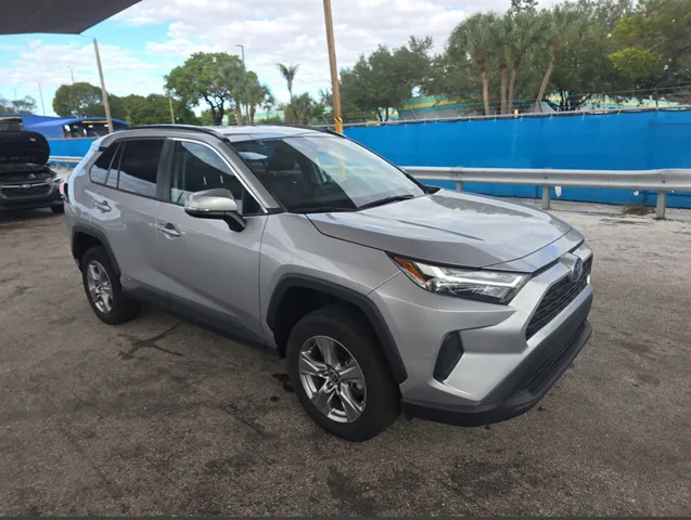 2024 Toyota RAV4 XLE's photo