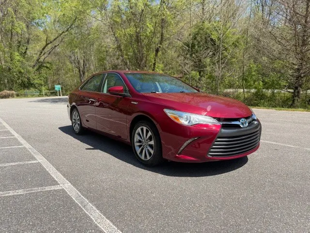 2016 Toyota Camry XLE Hybrid - Photo 16