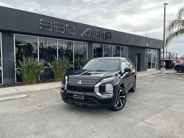 2022 Mitsubishi Outlander ES's photo