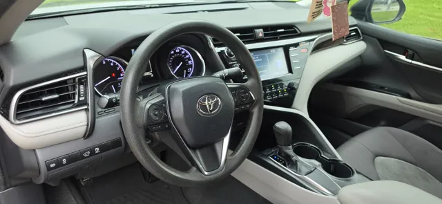 2019 Toyota Camry LE - Photo 10