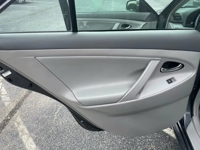 2010 Toyota Camry LE photo 8