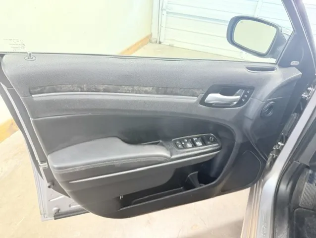 2016 Chrysler 300 C - Photo 15