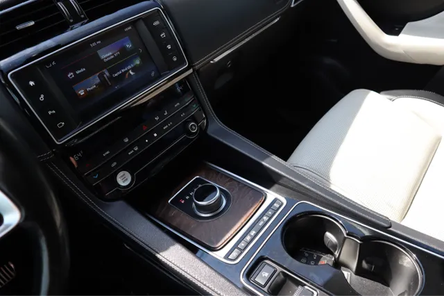 2017 Jaguar F-PACE R-Sport photo 18