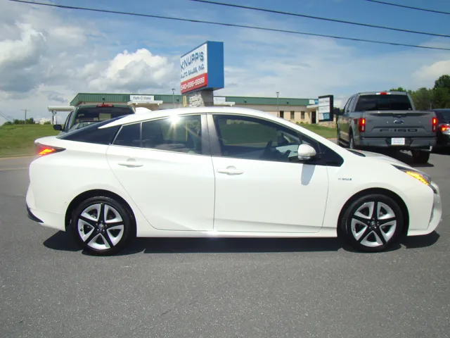 2017 Toyota Prius Four's photo