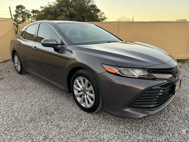 2018 Toyota Camry LE's photo