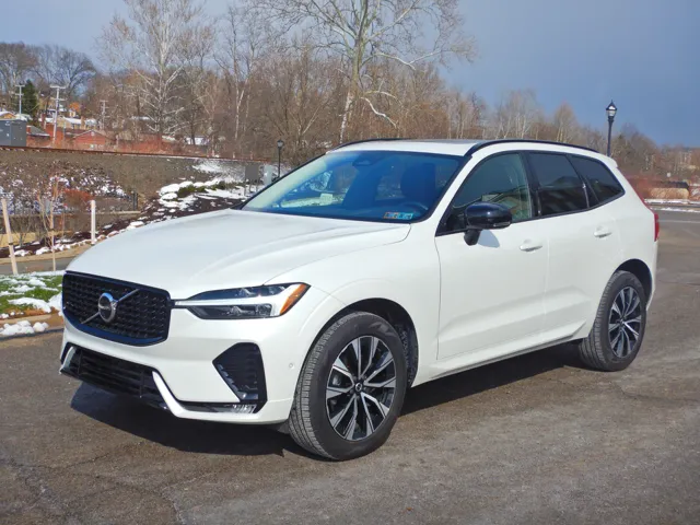 2025 Volvo XC60 B5 Plus Dark AWD's photo