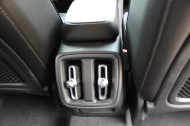 2022 Volvo XC40 T5 Momentum photo 28