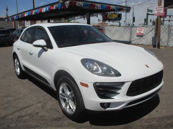 2017 Porsche Macan -'s photo
