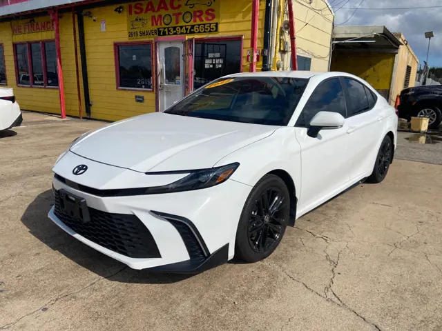 2025 Toyota Camry SE's photo