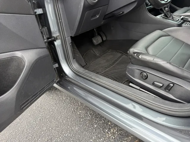 2017 Volkswagen Golf SportWagen 34