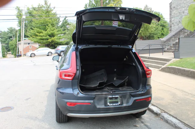 2021 Volvo XC40 Momentum photo 6