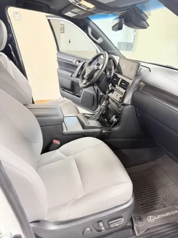 2023 Lexus GX Base - Photo 18